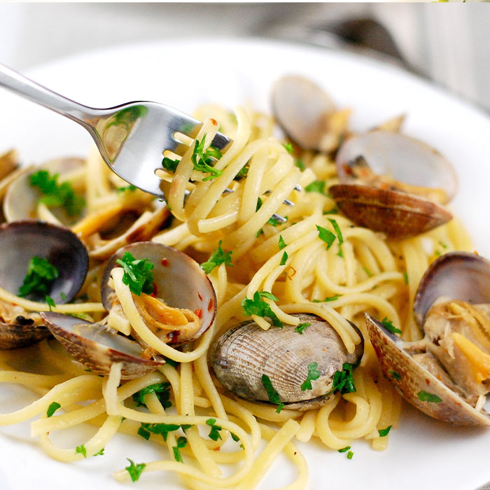 clams with noodles